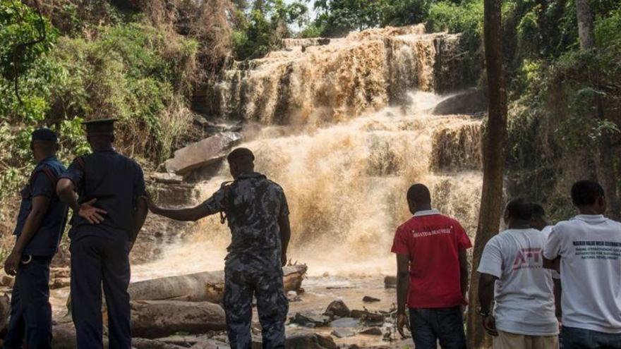 Mueren 18 personas al caer un árbol en un lago de Ghana