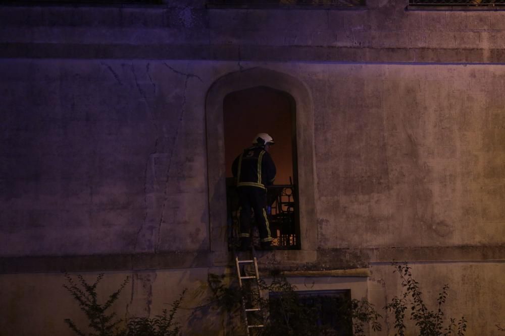 Un fuego destruye el chalé de los García Pola, uno de los tesoros indianos de Avilés.