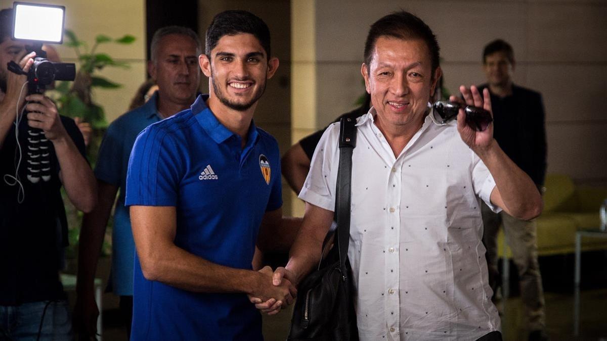 Guedes y Peter Lim, a su llegada al aeropuerto de Valencia.