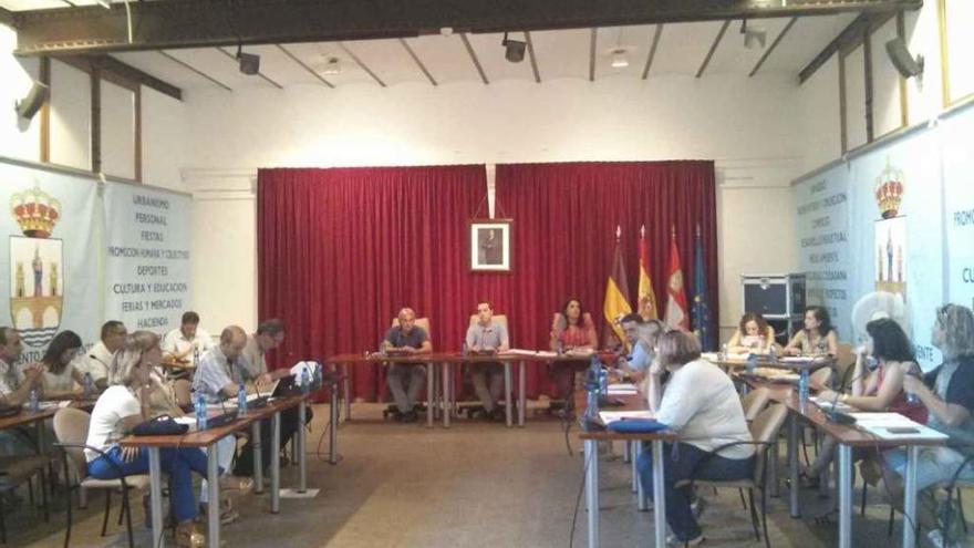 Sesión plenaria del Ayuntamiento de Benavente, celebrada ayer por la tarde.