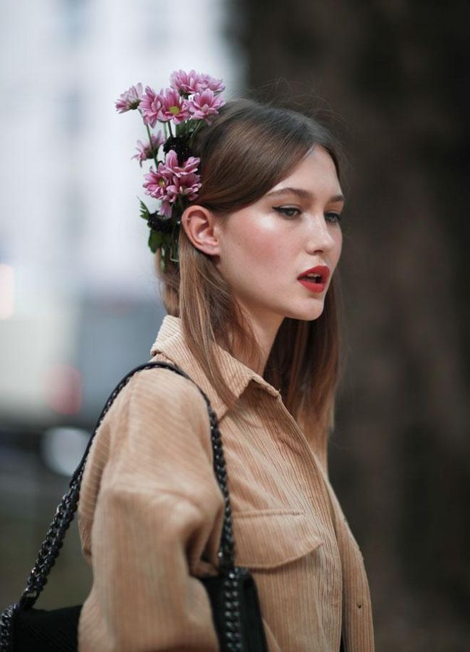 Melena lisa con flores
