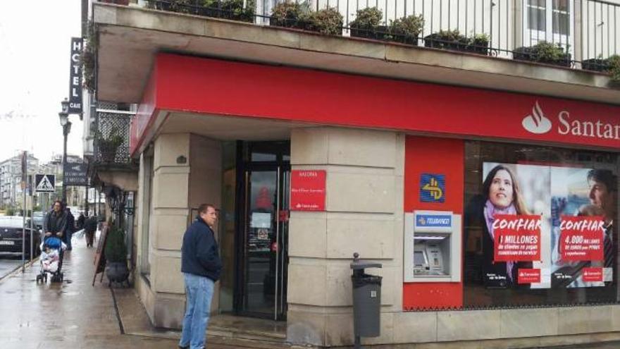 La sucursal del Banco Santander permaneció ayer cerrada al público.  // N.P.