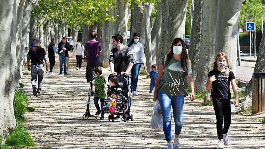 Gent passejant a l&#039;entorn de l&#039;Estany de Banyoles (arxiu).