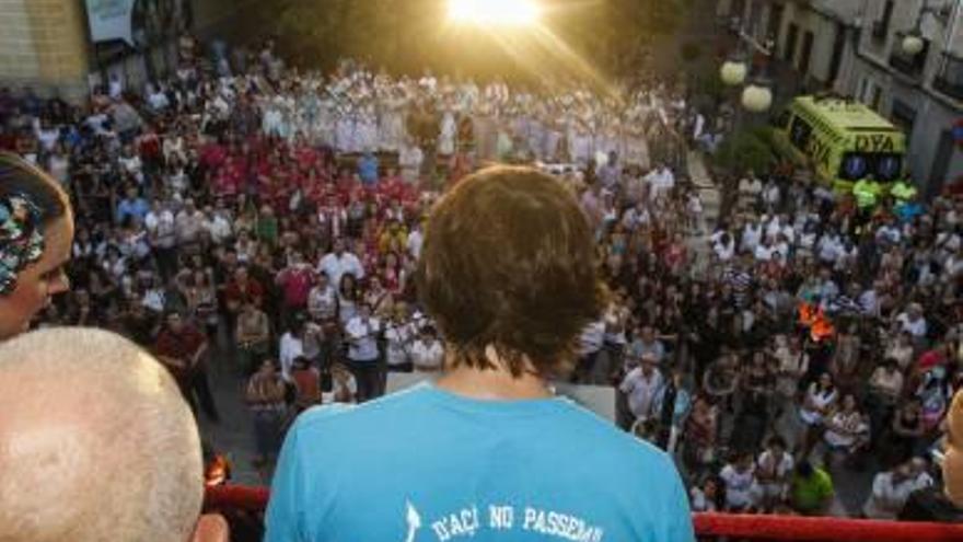 El pregonero, David Valero, en el balcón de la antigua Casa Consistorial, donde pronunció su discurso ante cientos de festeros que lo acompañaron en la plaza de España.