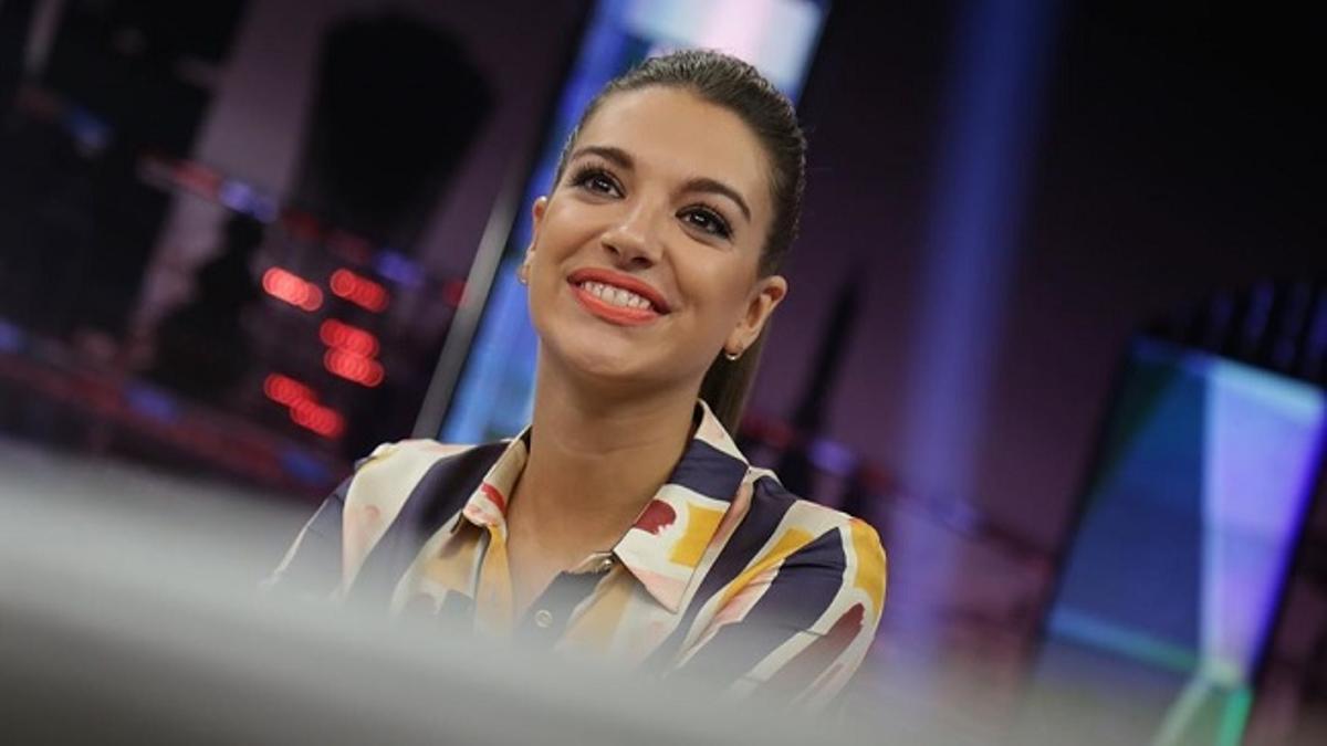 Ana Guerra con pantalón y camisa de seda a conjunto de Dolores Promesas en 'El Hormiguero'