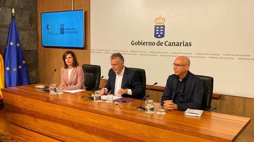 Ángel Víctor Torres, la consejera de Sanidad y el Jefe de Epidemiología, este sábado en la rueda de prensa.