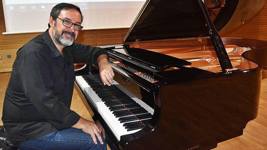 El pianista y compositor redondelano Alberto Vilas, en la presentación de su disco &quot;Naialma&quot;.