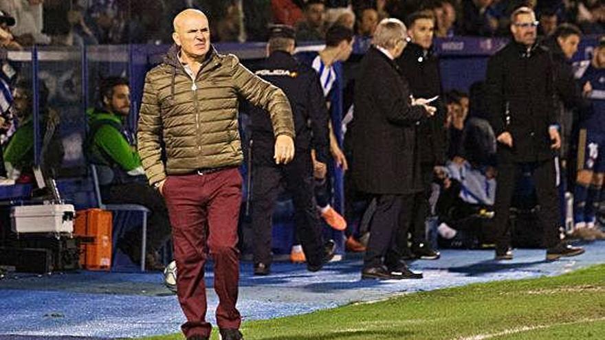 Luis César da instrucciones durante el partido de ayer en Ponferrada.