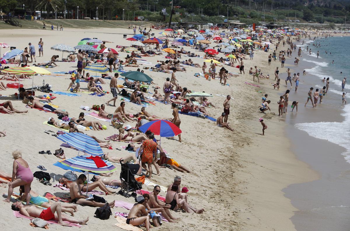 Els socorristes salven la vida d’una dona que s’ofegava a la platja de Mataró