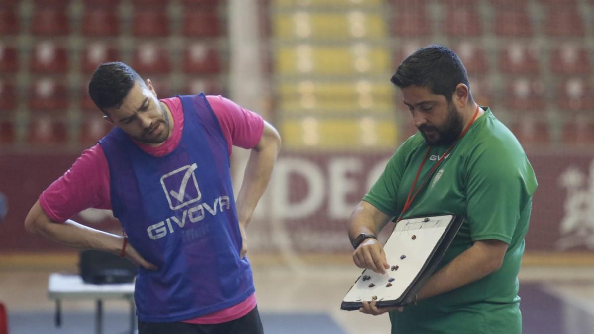 Josan González, el segundo por la izquierda, da instrucciones a Saura en el entrenamiento de este sábado.