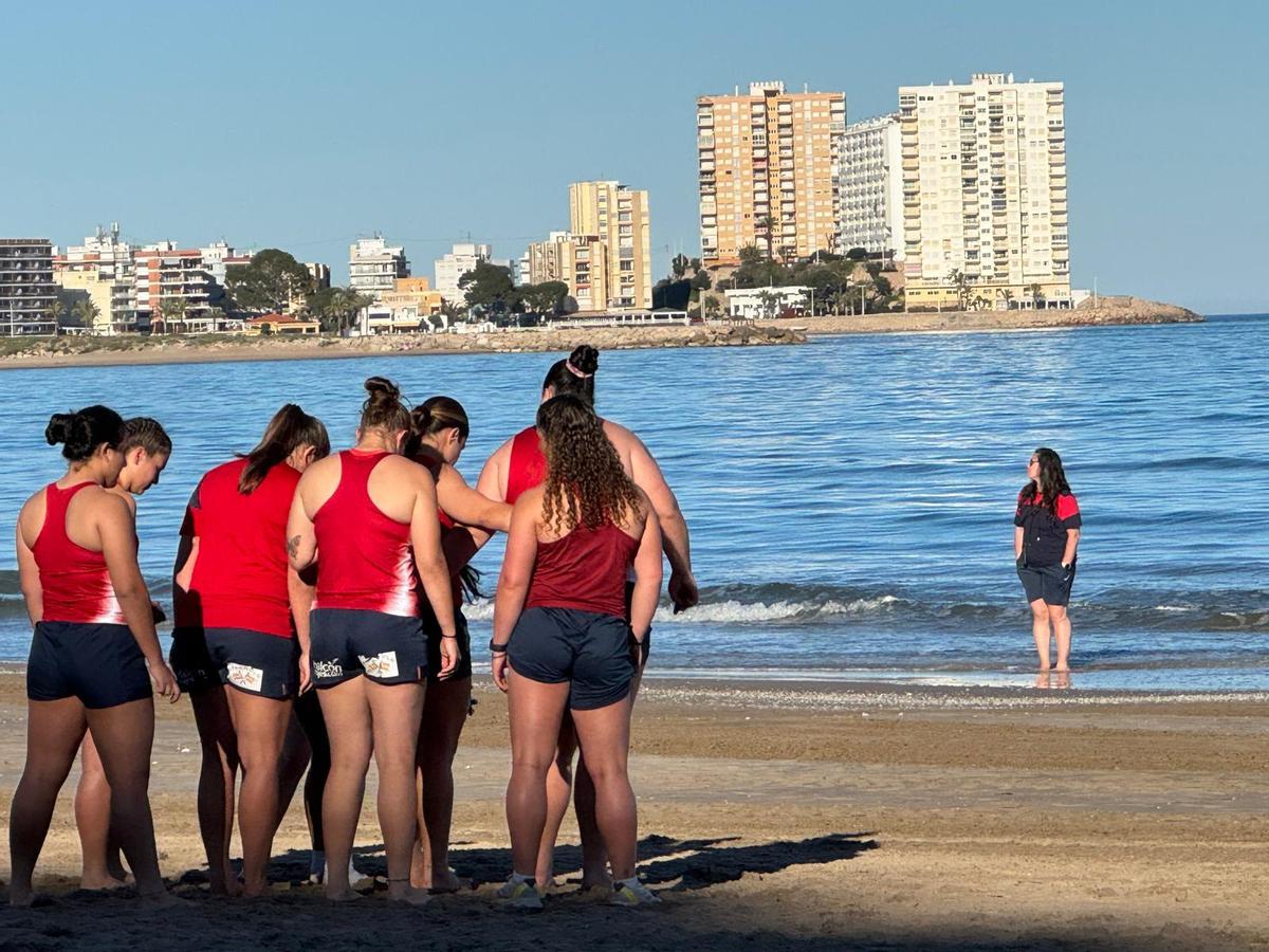La selección española de rugby femenino se prepara en Cullera para su encuentro contra Suecia en Tavernes.