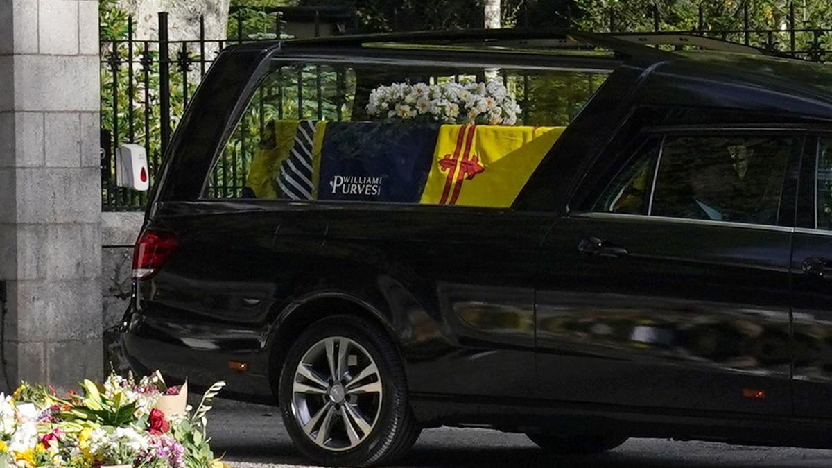 El ataúd con los restos de Isabel II de Inglaterra, en el coche en el que hace su recorrido hasta Edimburgo.