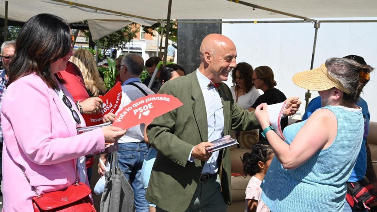 Antonio Hurtado saluda a una mujer en el mercadillo de El Arenal este domingo.