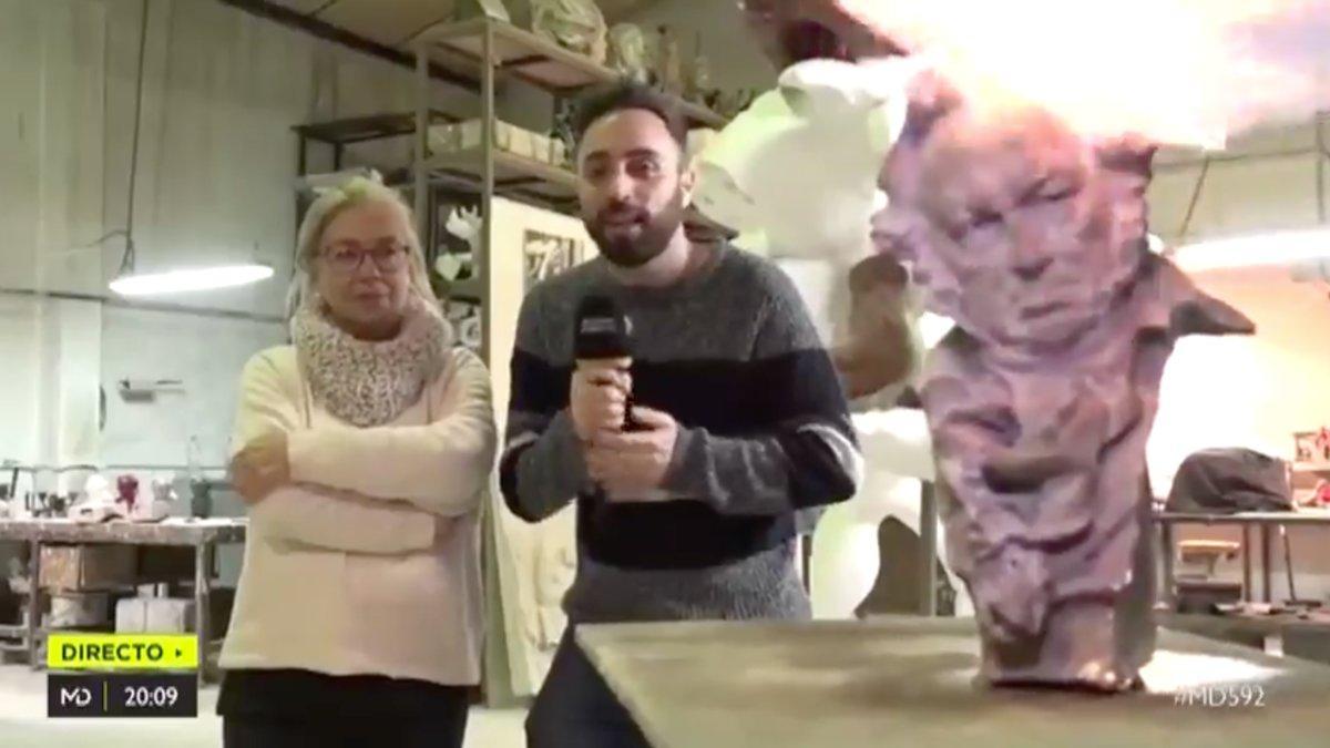 Rafa Rodrigo, reportero de 'Madrid Directo', mostrando el proceso de fabricación de los Premios Goya