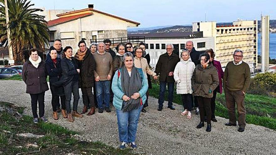 Mónica Díaz, en primer plano, con vecinos de Eirís afectados por la ampliación del hospital.