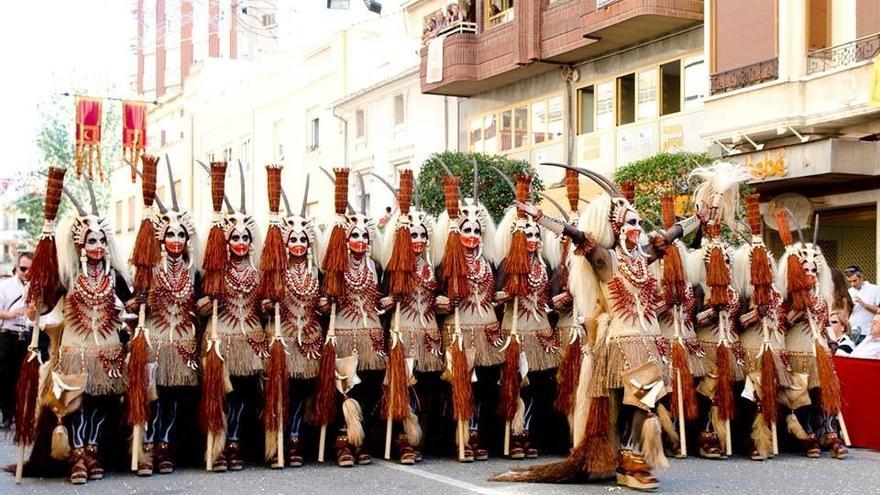 Las escuadras especiales lideran la cabalgata de Moros y Cristianos en Villena.