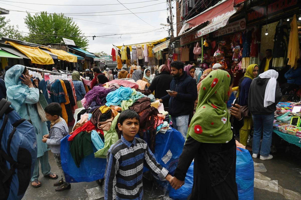 Los musulmanes celebran el fin del Ramadán. Fiesta del Eid al-Fitr en Srinagar, India.