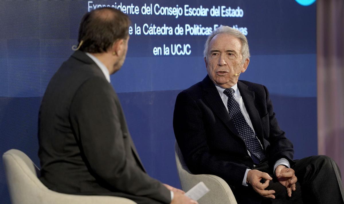 Francisco López Rupérez, expresidente del Consejo Escolar del Estado y director de la Cátedra de Políticas Educativas en la UCJC, junto a Armando Huerta, director de ‘El Periódico de España’, en el diálogo ‘El reto de la educación: Hacia una política de Estado’ 