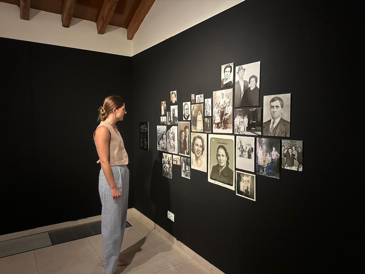 La consellera observa la exposición del Premi Talent Illenc