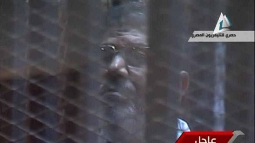 Mursi se muestra desafiante ante el tribunal que le juzga en El Cairo