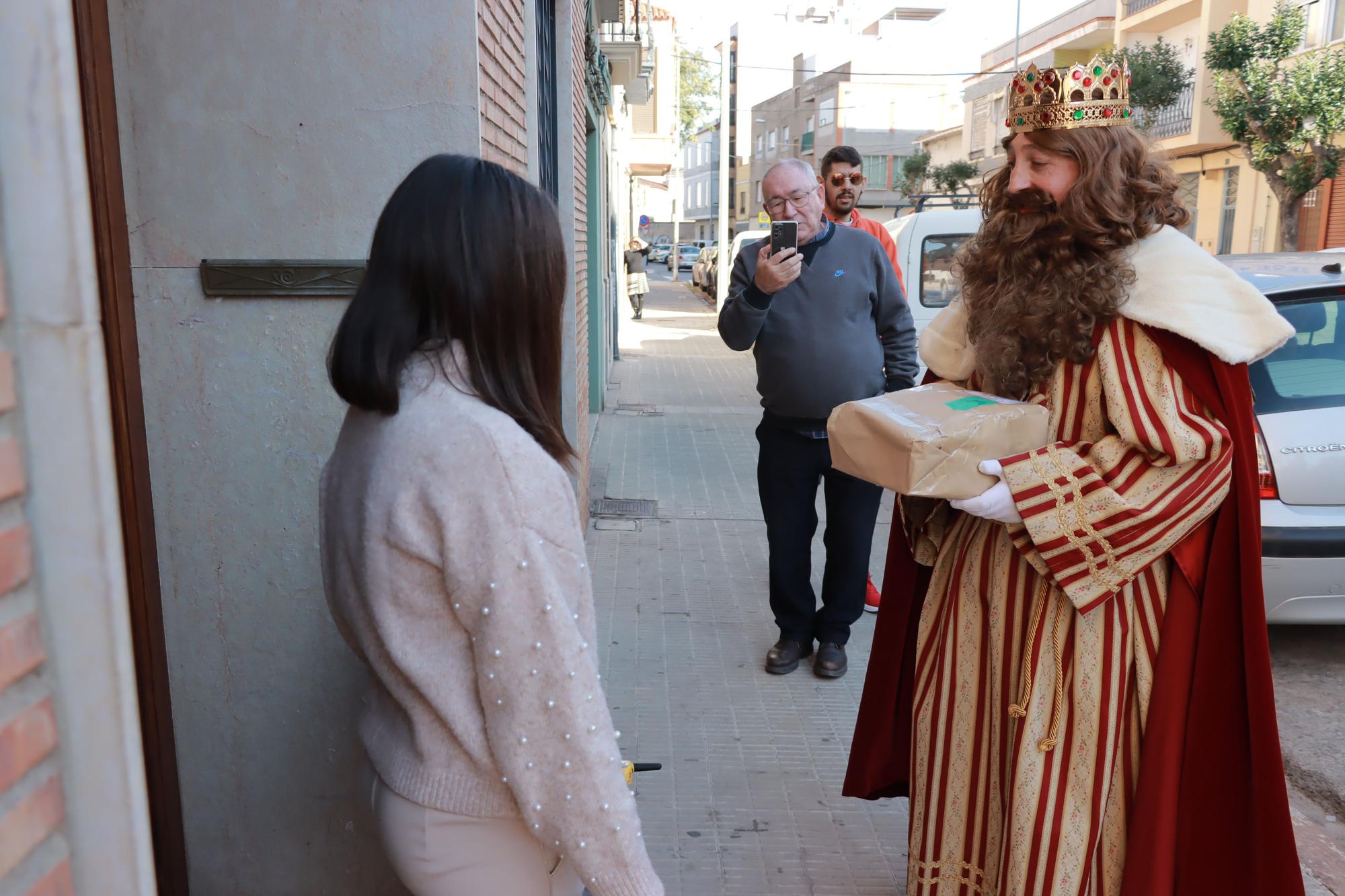 Los Reyes Mayos premian a los vecinos de Vila-real con cientos de regalos en este 2023