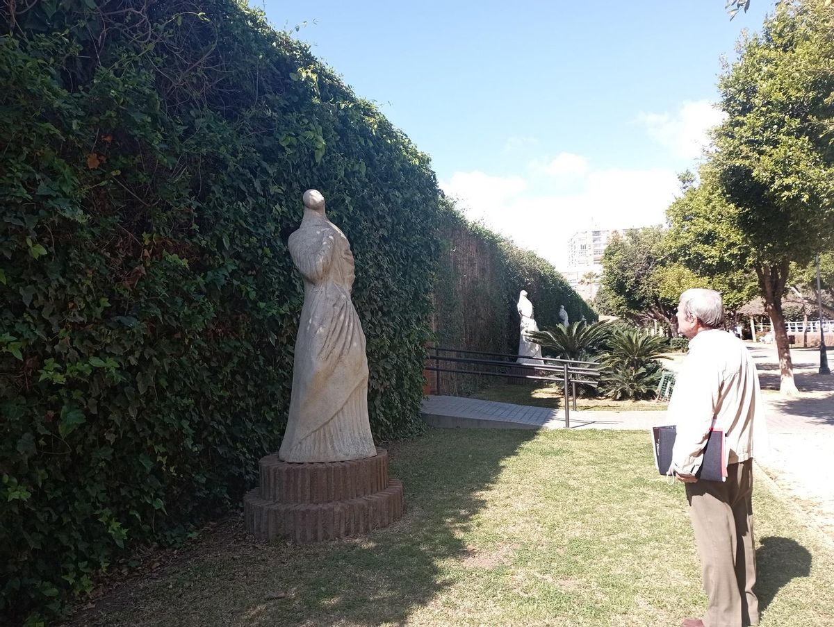 El gestor cultural, junto a las enigmáticas esculturas togadas del Parque del Oeste.