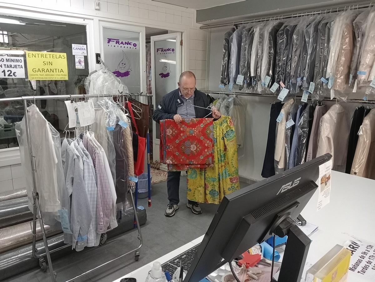 Ósca regenta una de las tintorerías más conocidas de Gandia.