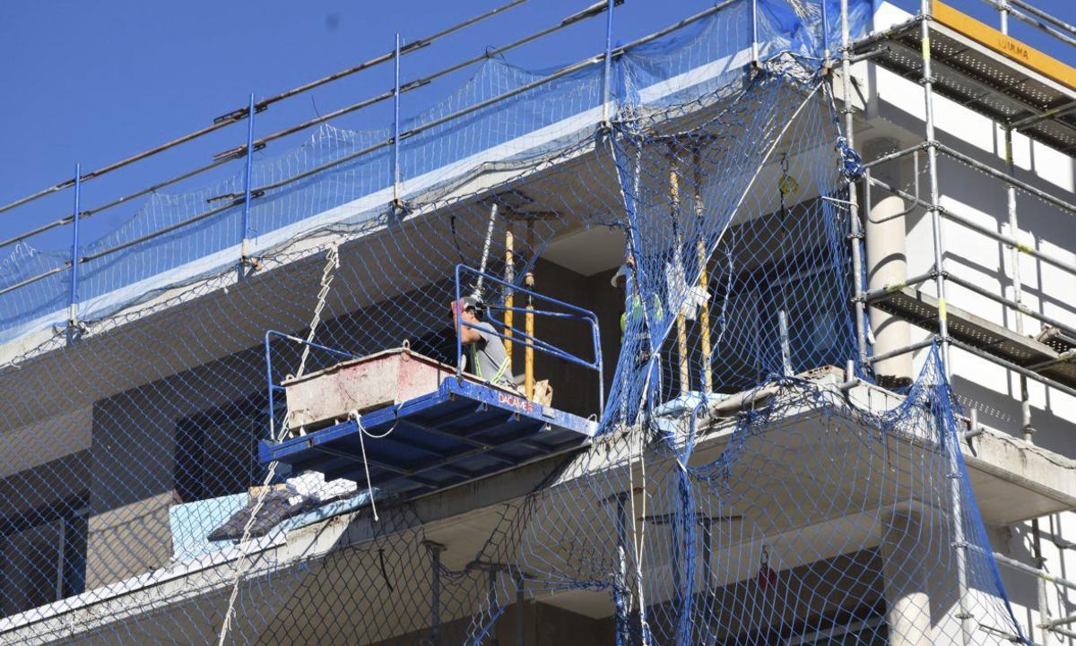 Un trabajador de la construcción. | CÉSAR NAVARRO