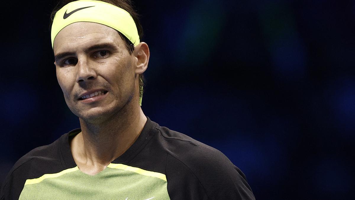 Nadal lamenta la pérdida de un punto en su partido inaugural ante Fritz.