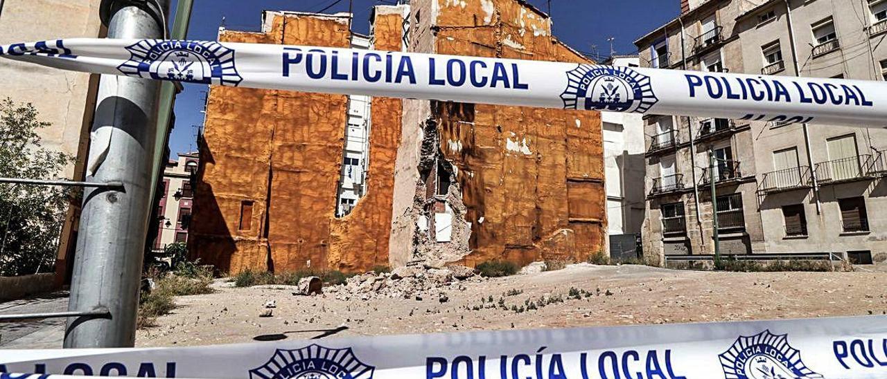 Los desprendimientos se han producido en la parte trasera de un edificio que estaba deshabitado desde la borrasca Gloria.