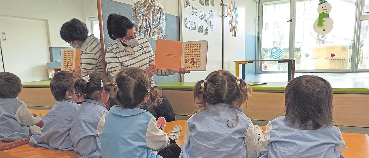 Niñas y niños de una escuela infantil, durante una actividad.