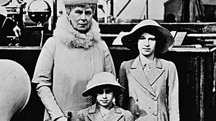 María de Teck, abuela de ISABEL II. La reina María (Londres, 1867-1953) llevaba a sus nietas Isabel y Margarita a conocer los museos y los monumentos de la capital británica.