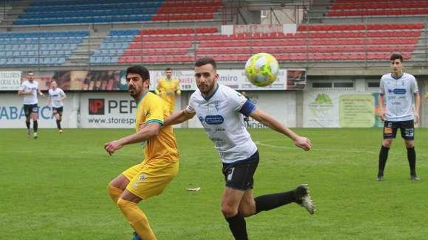 Germán pelea el balón con un rival del Compostela. // I.O.