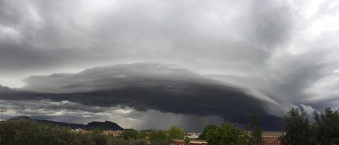 La nube cinturón avanzando por el Valle de Elda.