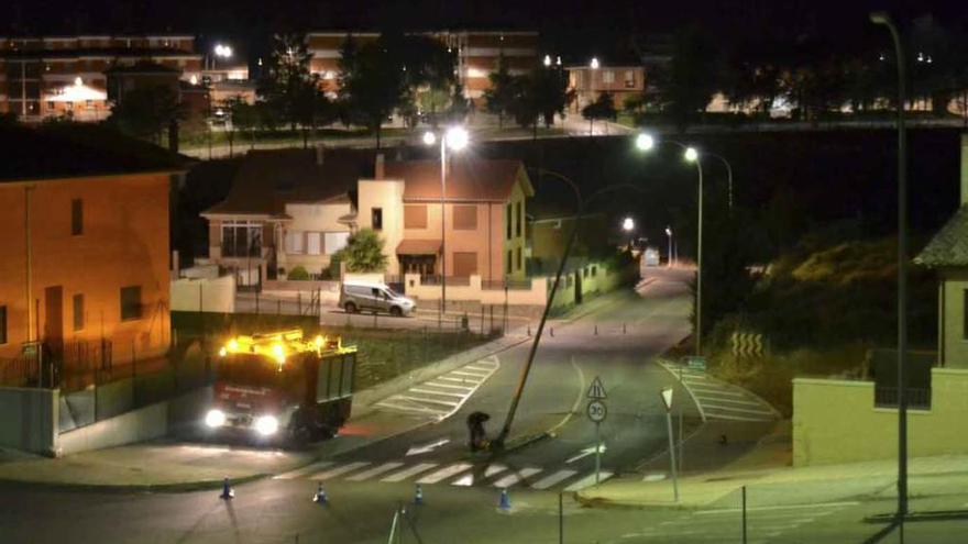 Estado en que quedó la farola tras el golpe, que tuvo que ser retirada por personal municipal.