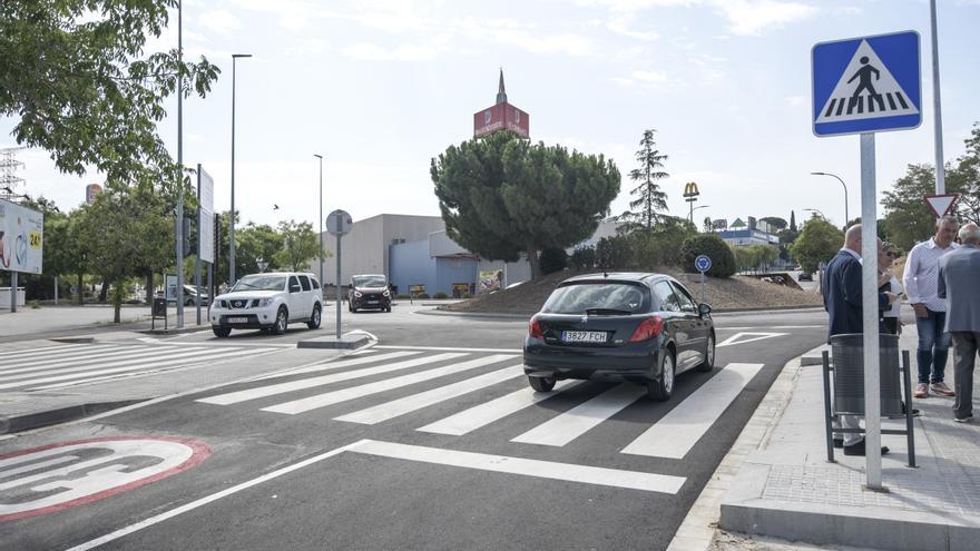 S&#039;accidenta contra una furgoneta estacionada i un arbre a l&#039;avinguda dels Països Catalans de Manresa