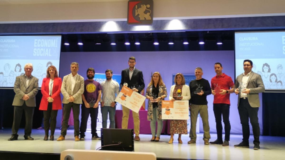 Ganadores de los premios y autoridades en el 2º Foro de Economía Social celebrado en Córdoba.
