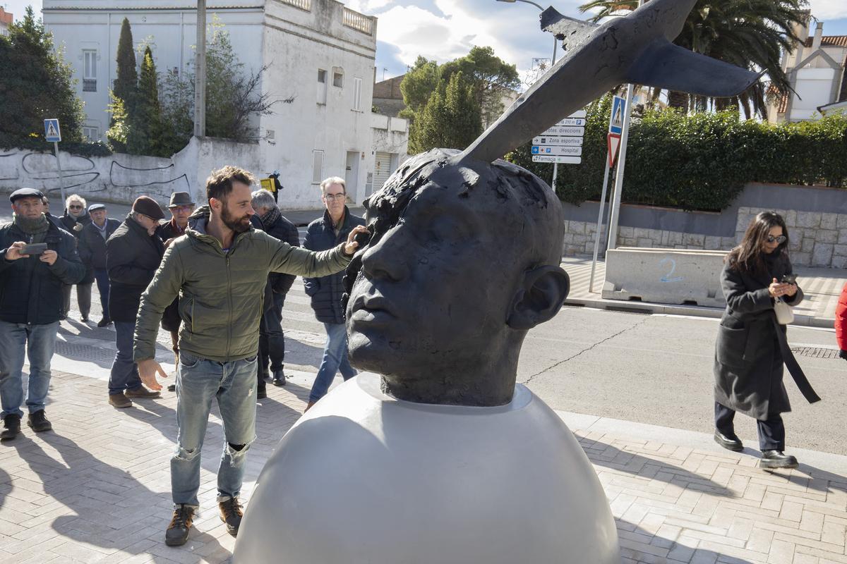 Eudald de Juana davant de la seva creació artística.