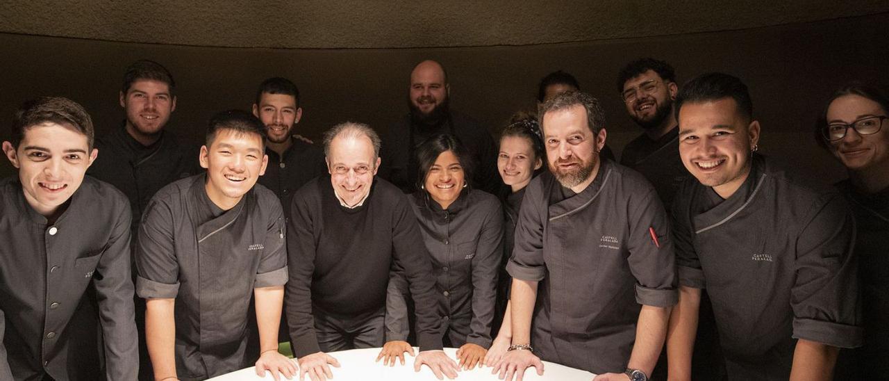 Toni Gerez amb l’equip de cuina i sala del  Castell Peralada Restaurant.  | EDUARD MARTÍ