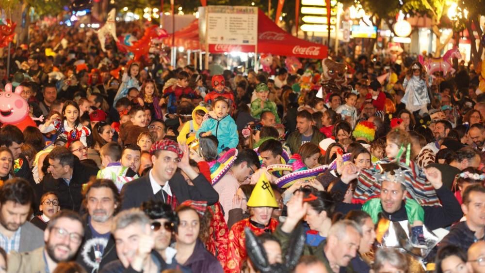 Disfraces de superhéroes, de la exitosa serie "La casa de papel" y hasta del coronavirus han llegado para lucirse a la rambla de Méndez Núñez.