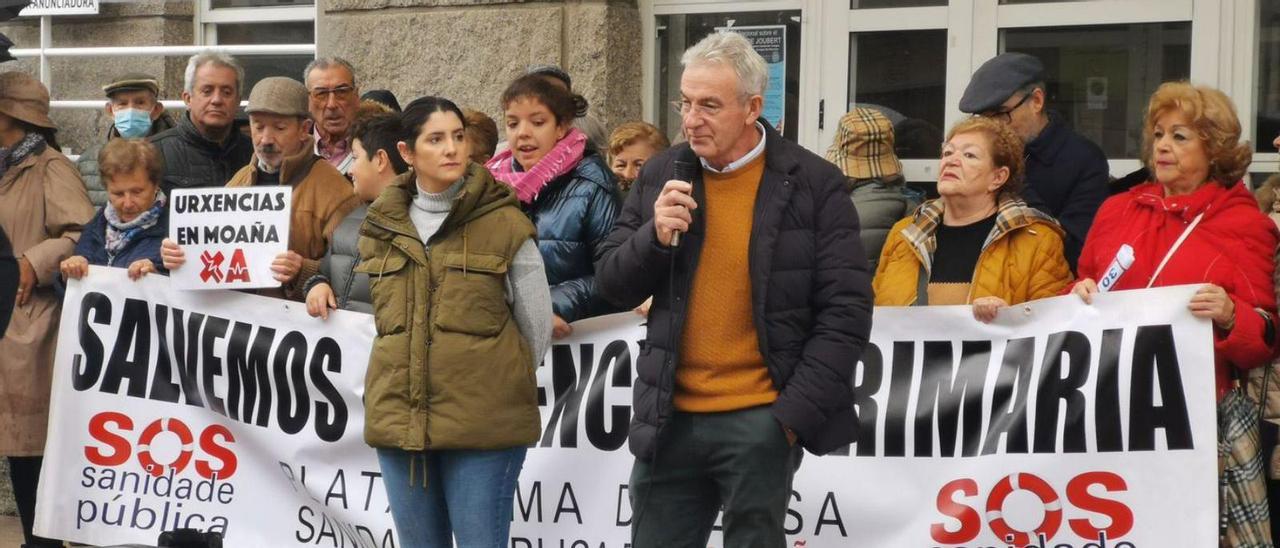Leticia Santos y el portavoz de la Plataforma da Sanidade, Humberto Ferral, ayer en la protesta.