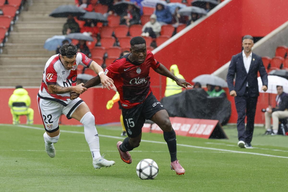 PALMA, 12/04/2026.- El jugador del Real Mallorca Zito Luvumbo y el jugador del Rayo Vallecano Alfonso Espino, durante el partido de la jornada 31 de LaLiga EA Sports entre el Real Mallorca y el Rayo Vallecano, este domingo en el Estadi Mallorca Son Moix.- EFE/CATI CLADERA