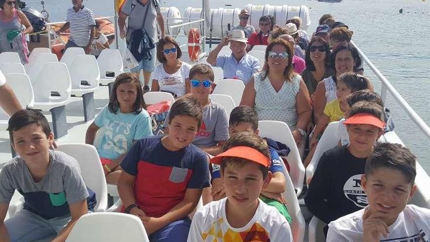 Algunos de los participantes en el barco a Cíes. // Fdv