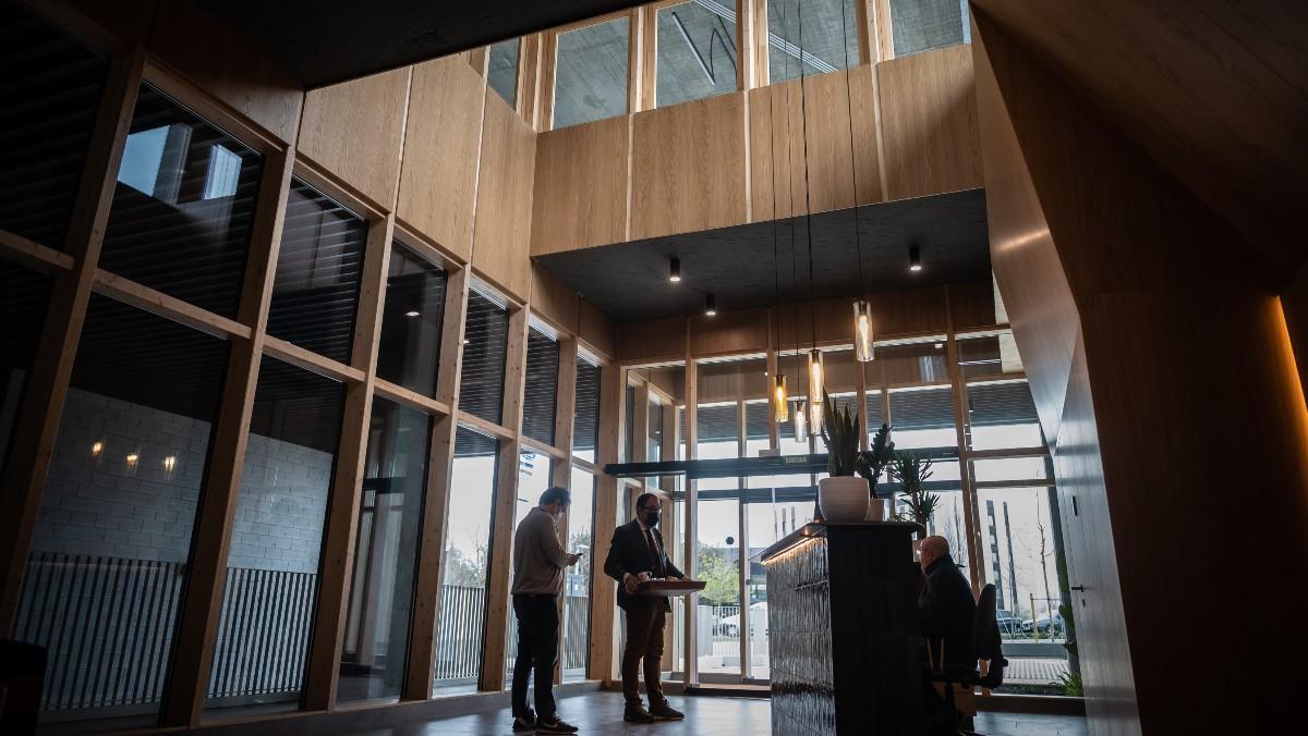 El vestíbulo del edificio de oficinas Slow, donde se ha primado la madera, más sostenible que el aluminio. 