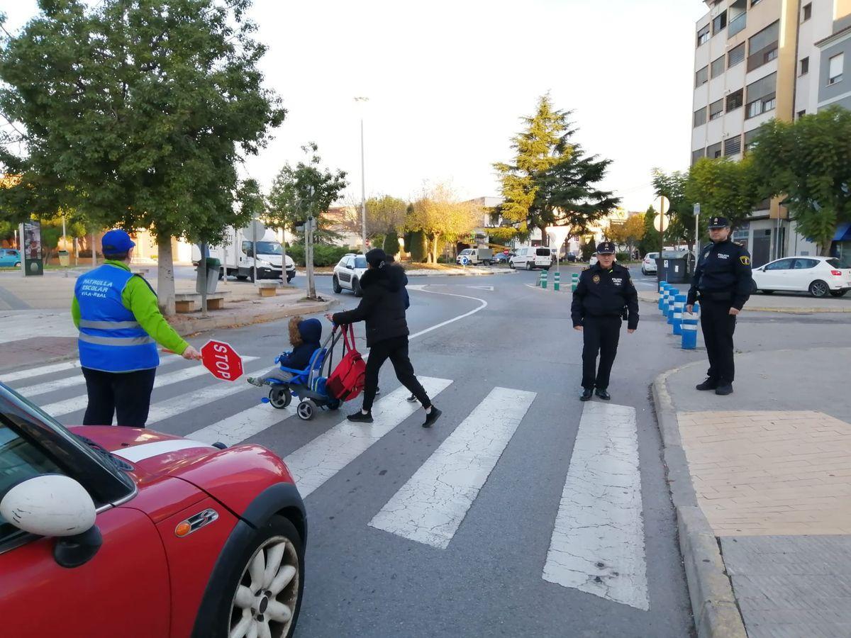 El comisario principal jefe de la Policía Local de Vila-real, José Ramón Nieto; y el inspector Alfonso Monfort supervisan uno de los puntos asignados a las patrullas escolares.