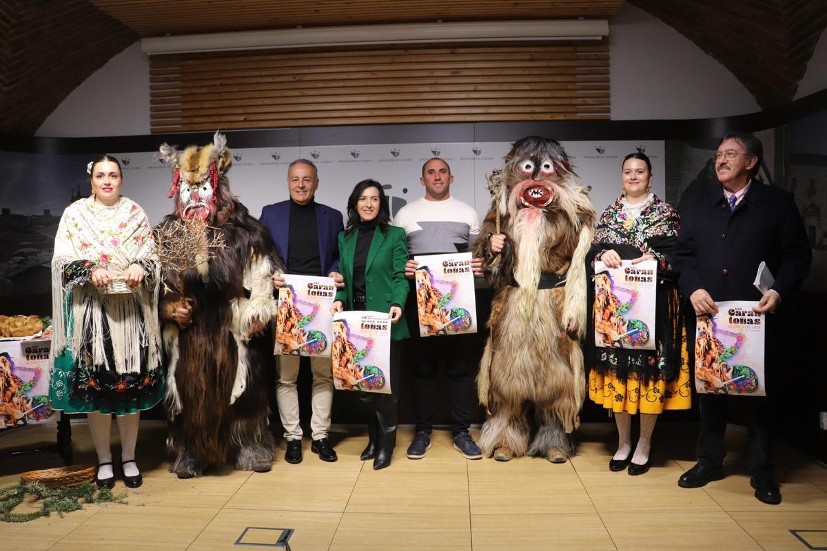 Benito Arias, alcalde de Acehúche, con la vicepresidenta de la Diputación de Cáceres, Esther Gutiérrez, el presidente de la cofradía de San Sebastián,  Gonzalo Lorenzo, y Salvador Calvo, cronista oficial, así como 'regaoras' y carantoñas.