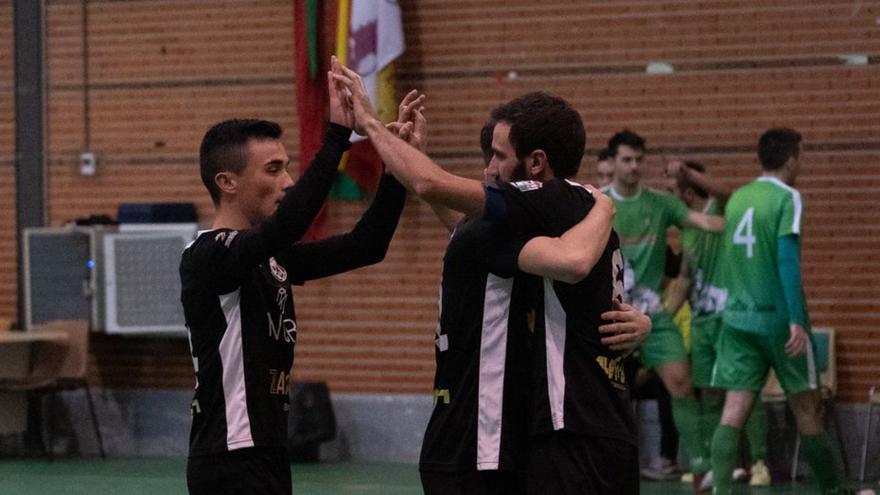 Los jugadores del Inure Zamora Enamora celebran un gol, ayer. | J. L. F.