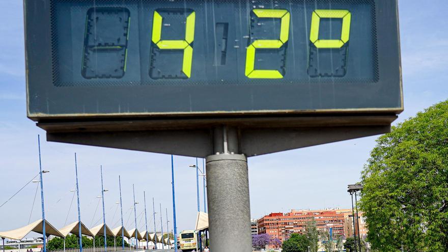 Un termómetro urbano marca 42 grados.