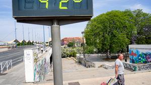 Archivo - Un termómetro urbano en el Puente del Cachorro marca 42 grados