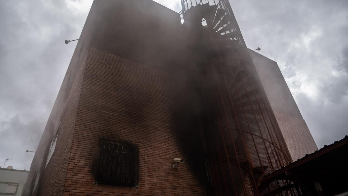 Voraz incendio en un edificio de la calle Salamanca de Santa Cruz de Tenerife